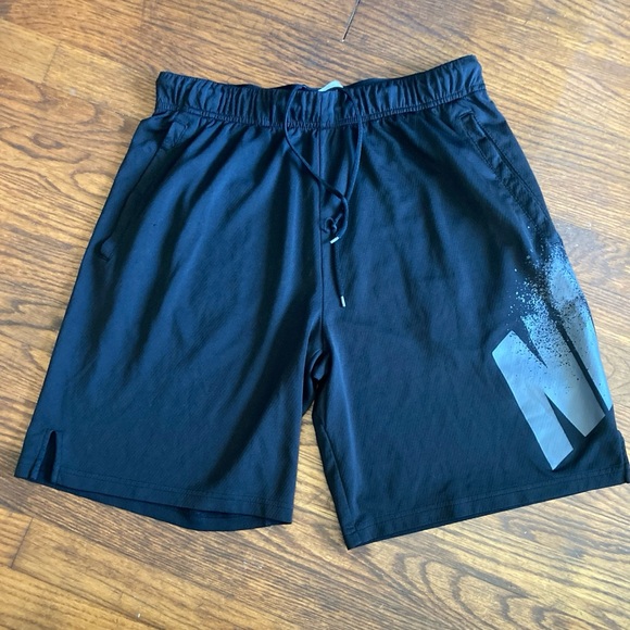 Nike Dri-Fit Athletic Shorts Large Black Basketball Logo Drawstring - Picture 1 of 4